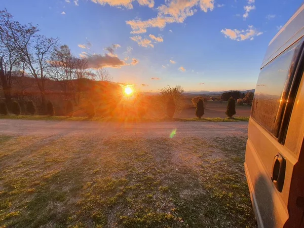 Karavanda gün batımı manzarası. Doğada güzel bir yer. Özgürlük kavramı - dijital göçebe hayatı.