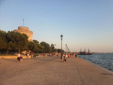 Gün batımında salonda deniz önü. Yunanistan