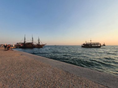 Yunanistan 'da yaz tatilinde Selanik üzerinde renkli bir günbatımı. Seyahat kavramı.