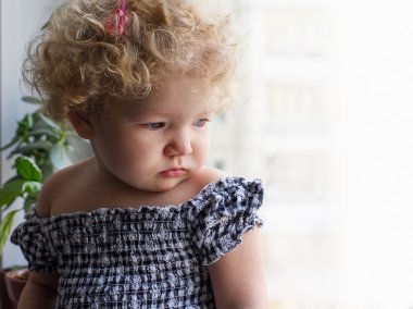 Üzgün küçük kız