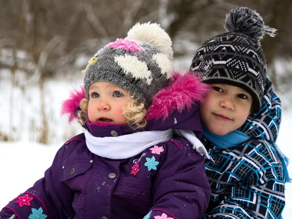 Barn på en vinterpromenad — Stockfoto