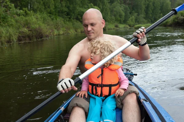 Papá y su hija navegan en kayak por el río. . Fotos De Stock Sin Royalties Gratis