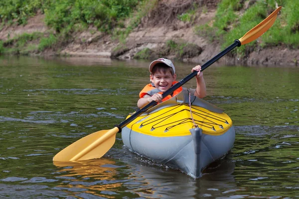 Kids kayaking — Stock Photo, Image