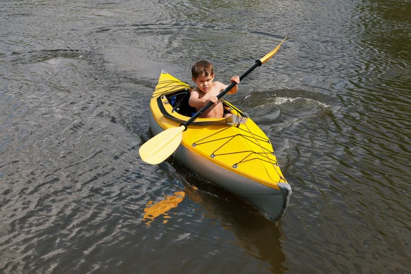 Niños kayak Imágenes De Stock Sin Royalties Gratis