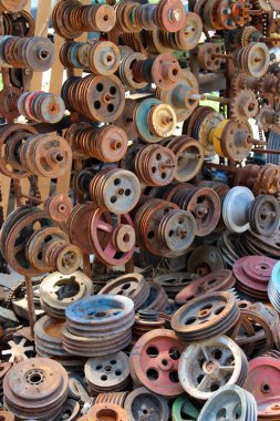 eski tekerlekler ve parçalar