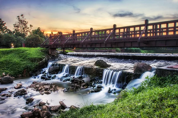 Günbatımı ile köprü ve utm skudai, şelale