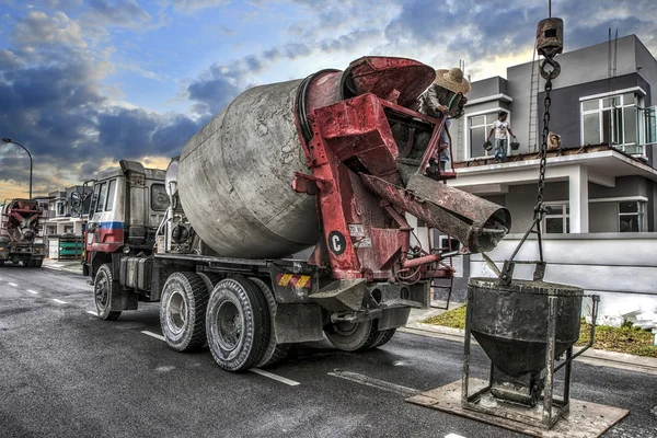 gün batımında karışık kamyon