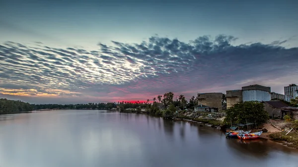 Село Рибалка на червоному заході сонця — стокове фото