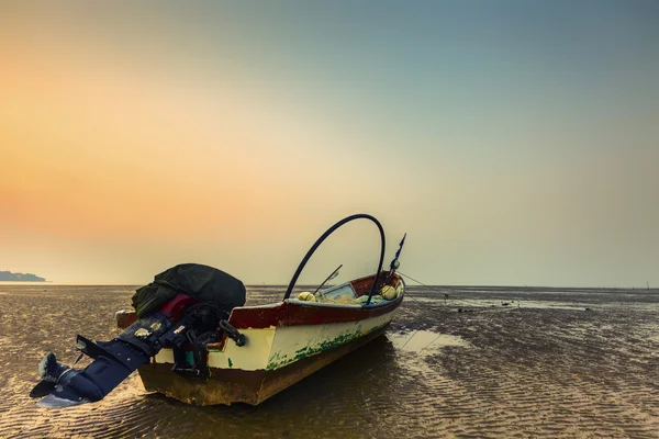 puslu gündoğumu balıkçı teknesi
