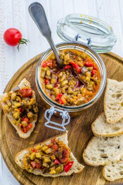 bir cam kavanoza croutons patlıcan havyar