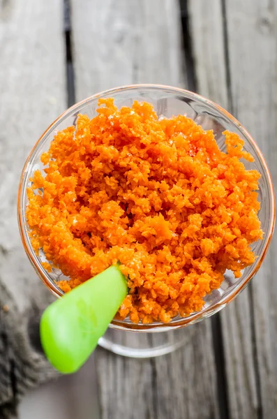 bir bardak rendelenmiş havuç