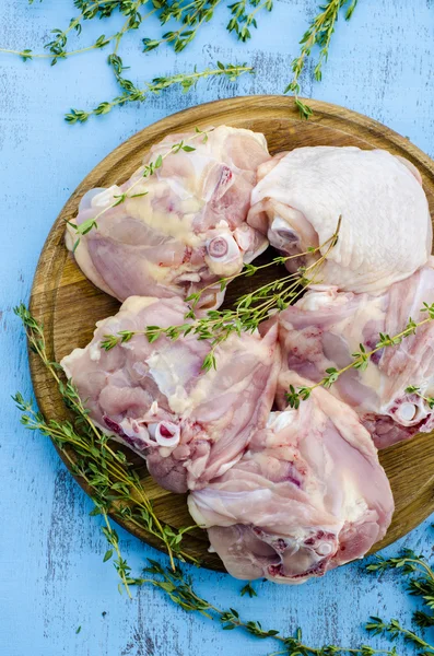 Çiğ tavuk bacağı.