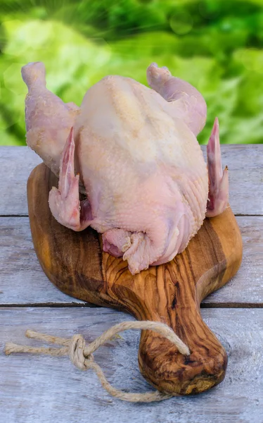 Tahtadaki çiğ tavuk.