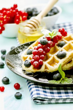 Kahvaltı: waffle taze çilek ile