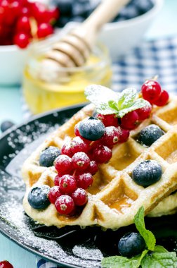 Kahvaltı: waffle taze çilek ile