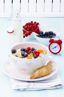 Kahvaltı: meyveler ve süt ile müsli
