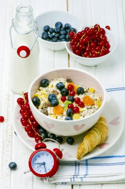 Kahvaltı: meyveler ve süt ile müsli