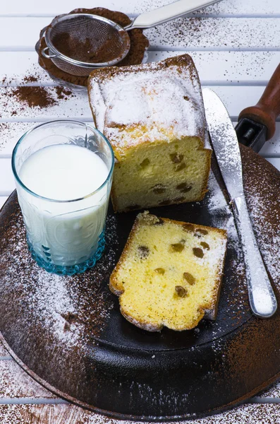 Торт з родзинками і склянкою молока — стокове фото