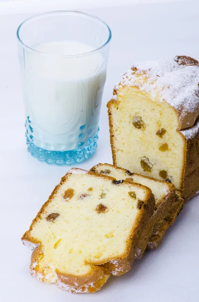 Торт с изюмом и стакан молока — стоковое фото