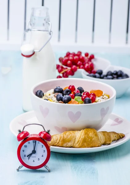 Desayuno: muesli con bayas y leche — Foto de Stock