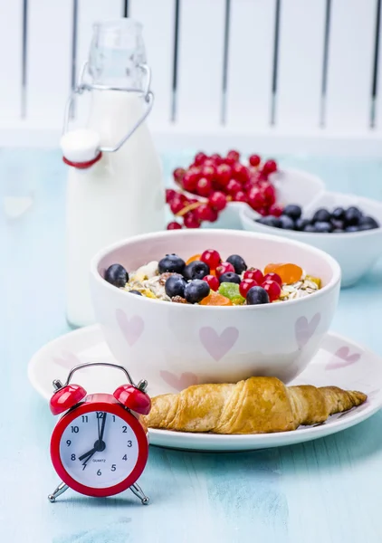 Kahvaltı: meyveler ve süt ile müsli