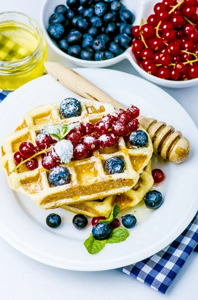 Kahvaltı: waffle taze çilek ile