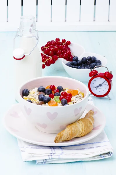 Завтрак: мюсли с ягодами и молоком Стоковое Фото
