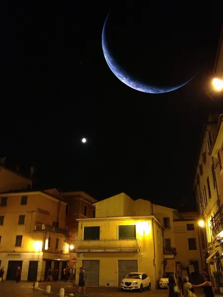 Sarzana per nacht Rechtenvrije Stockafbeeldingen