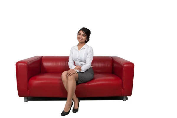 Podnikatelka sedí na pohovce — Stock fotografie