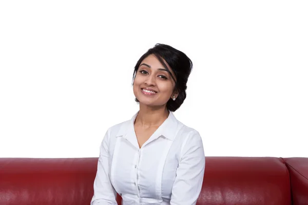 Mujer de negocios sonriente sentada en un sofá —  Fotos de Stock