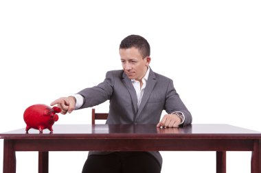 onun kumbara doğru işaret eden genç işadamı