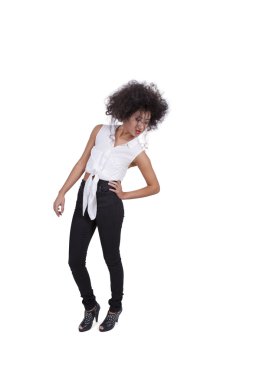 genç kadın kalça el ile poz