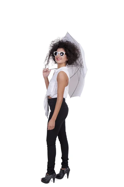 Vista lateral de hembra joven con paraguas y gafas de sol — Foto de Stock