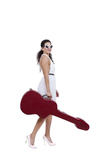 Sonriente joven posando con la guitarra — Foto de Stock