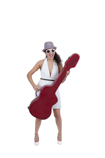 Mujer joven feliz con gafas de sol posando con la guitarra — Foto de Stock