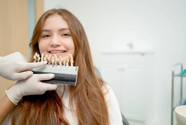 Close Rosto Menina Com Dentista Usar Dente Sombra Guia Clínica — Fotografia de Stock