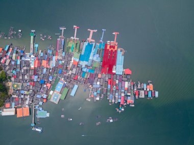 Panyee Adası 'ndaki köyün çatısı ve adanın etrafındaki diğer yapılar tepeden aşağı ve havadan görünüyor..