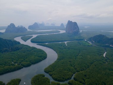 NAI HGOP Ao Phang Rıhtımı 'nın üst ve hava manzarası - Tayland' da Nga Yanları mangrovlar ve akşam bulutlu gökyüzü ile su hattı yağmur gibi görünüyor.