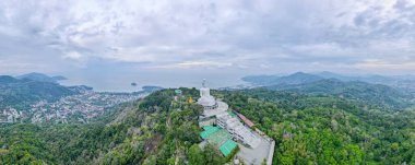 Tayland 'ın güney kesimindeki bulutlu gökyüzü manzaralı Panorama hava manzaralı Beyaz Buda tüzüğünün ön ve sağ tarafı.