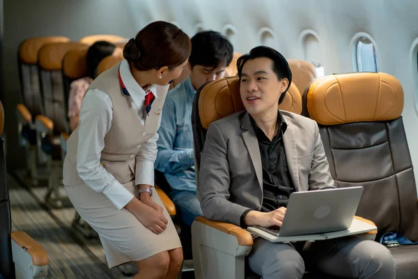 Geschäftsmann Benutzt Laptop Während Des Fluges Zur Arbeit Einem Anderen — Stockfoto