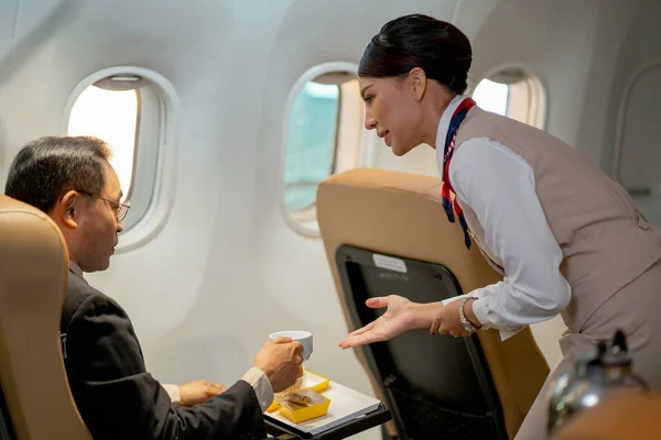 Stewardess Oder Flugbegleiter Servieren Dem Passagier Oder Geschäftsmann Dessert Und — Stockfoto