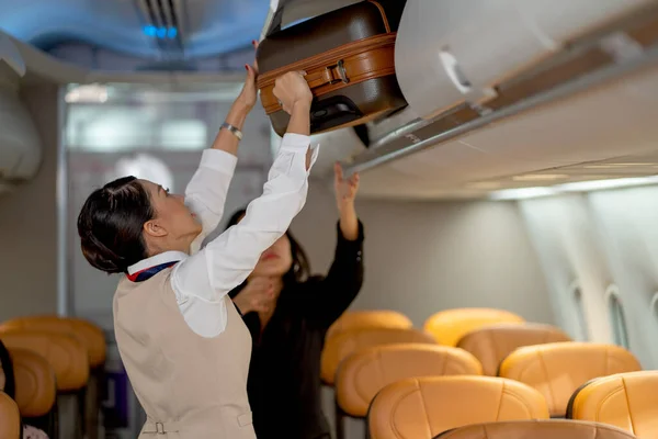 Stewardess Oder Kabinenpersonal Helfen Und Unterstützen Dabei Das Gepäck Einer — Stockfoto