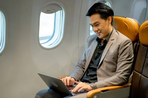 Geschäftsmann Nutzt Laptop Flugzeug Und Freut Sich Über Erfolg Bei — Stockfoto