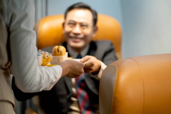 Hauptaugenmerk Auf Frauenhände Geschäftsmann Erhält Dessert Und Kuchen Von Stewardess — Stockfoto