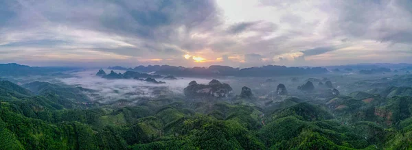 Doi Tapang的空中和全景照片显示 部分地区被日出之光覆盖着大雾或薄雾 — 图库照片
