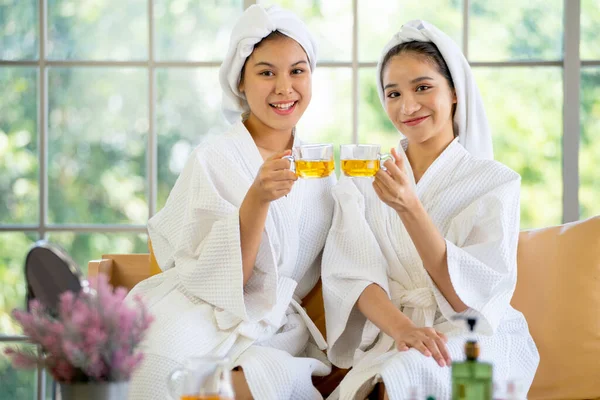 Två Asiatiska Vacker Flicka Hålla Kopp Och Titta Kameran Efter — Stockfoto