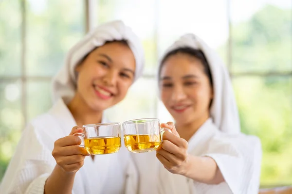 Główny Nacisk Filiżankę Herbaty Tha Trzymać Przez Dwie Azjatki Piękne — Zdjęcie stockowe
