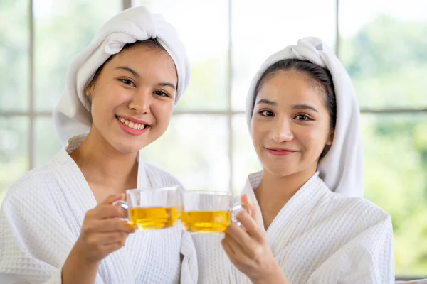 Cerca Cara Sonriente Dos Chicas Asiáticas Sostienen Taza Miran Cámara —  Fotos de Stock