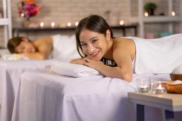 Azjatka Ładna Kobieta Leży Łóżku Przed Przyjacielem Także Uśmiech Kamery — Zdjęcie stockowe