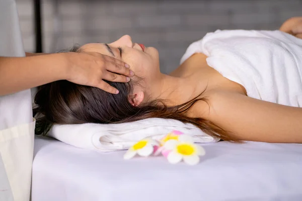 Mooie Aziatische Vrouw Traktatie Met Hoofd Massage Spa Kamer Naar — Stockfoto